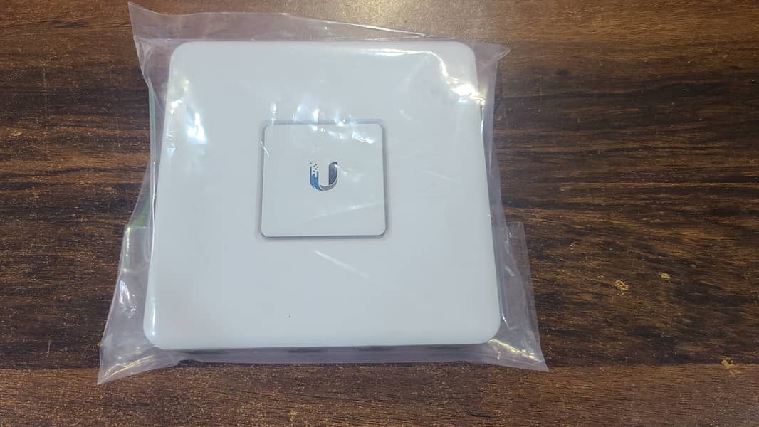 Ubiquiti Unifi Security Gateway (USG) (Renewed) 11