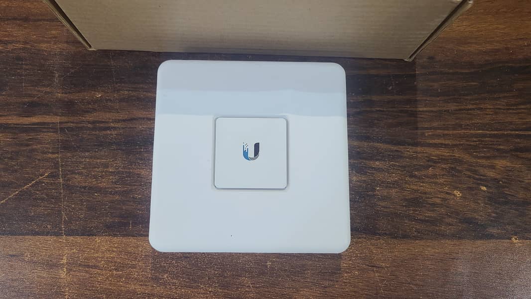 Ubiquiti Unifi Security Gateway (USG) (Renewed) 12