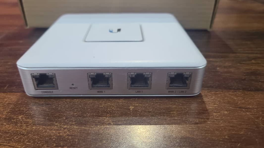 Ubiquiti Unifi Security Gateway (USG) (Renewed) 16