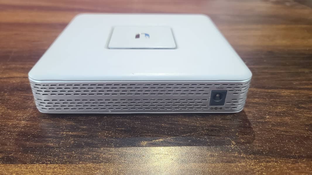 Ubiquiti Unifi Security Gateway (USG) (Renewed) 17