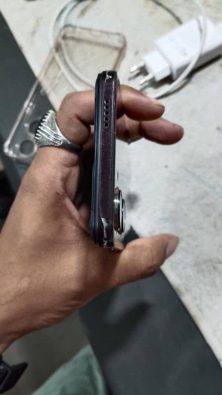 new condition ha no box charger hai 6+6 128 3