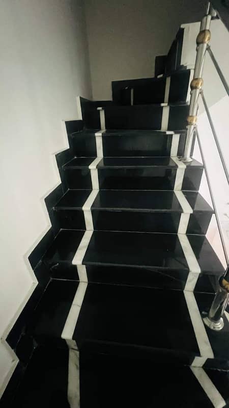 A BEAUTIFUL HOUSE DEPEND ON 5 MARLA DOUBLE STORY IN HAFEEZ GARDEN PHASE 1 HOUSING SOCIETY 9