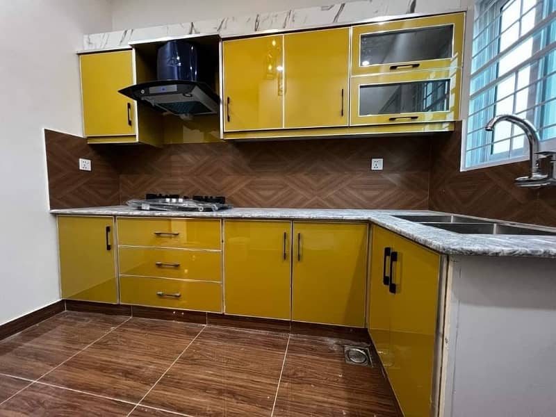 A BEAUTIFUL HOUSE DEPEND ON 5 MARLA DOUBLE STORY IN HAFEEZ GARDEN PHASE 1 HOUSING SOCIETY 10