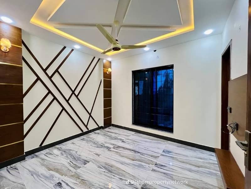 A BEAUTIFUL HOUSE DEPEND ON 5 MARLA DOUBLE STORY IN HAFEEZ GARDEN PHASE 1 HOUSING SOCIETY 18