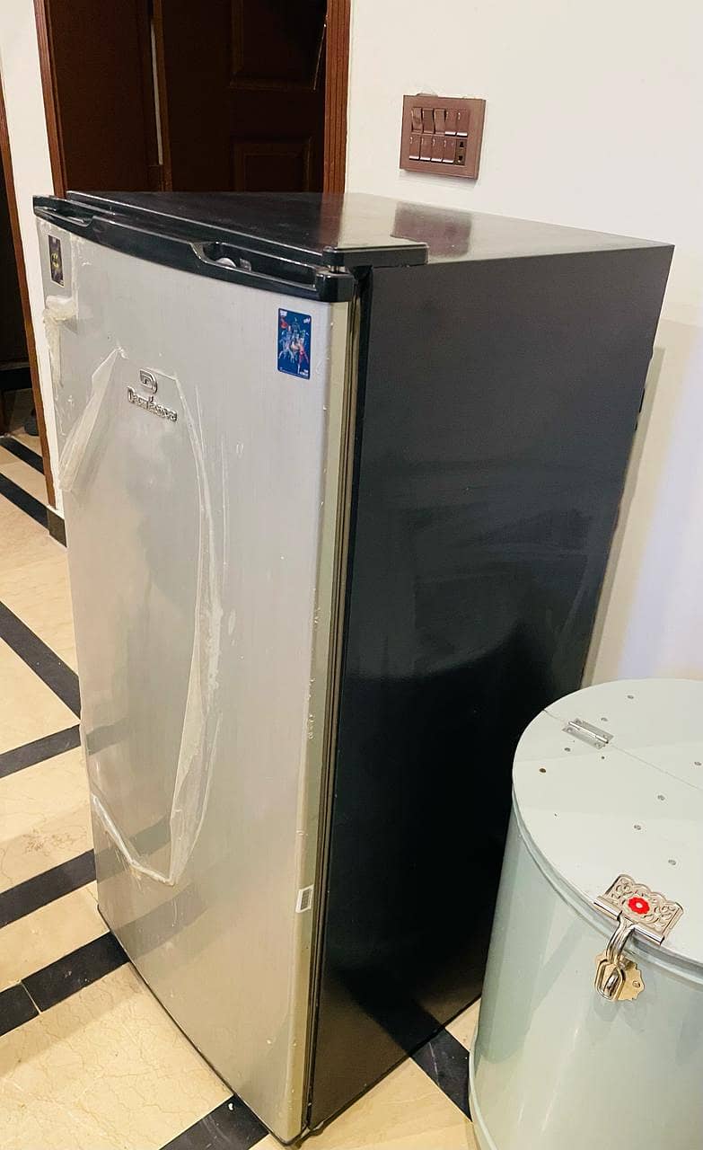 Dawlance Single Door Refrigerator 9106 R (BLACK & SILVER) 1