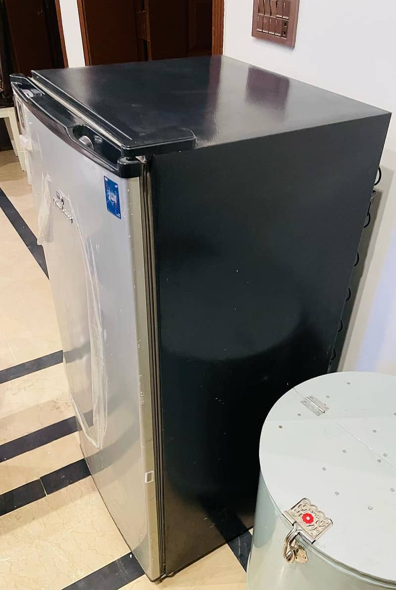 Dawlance Single Door Refrigerator 9106 R (BLACK & SILVER) 2
