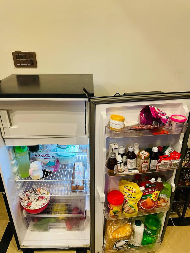 Dawlance Single Door Refrigerator 9106 R (BLACK & SILVER) 3