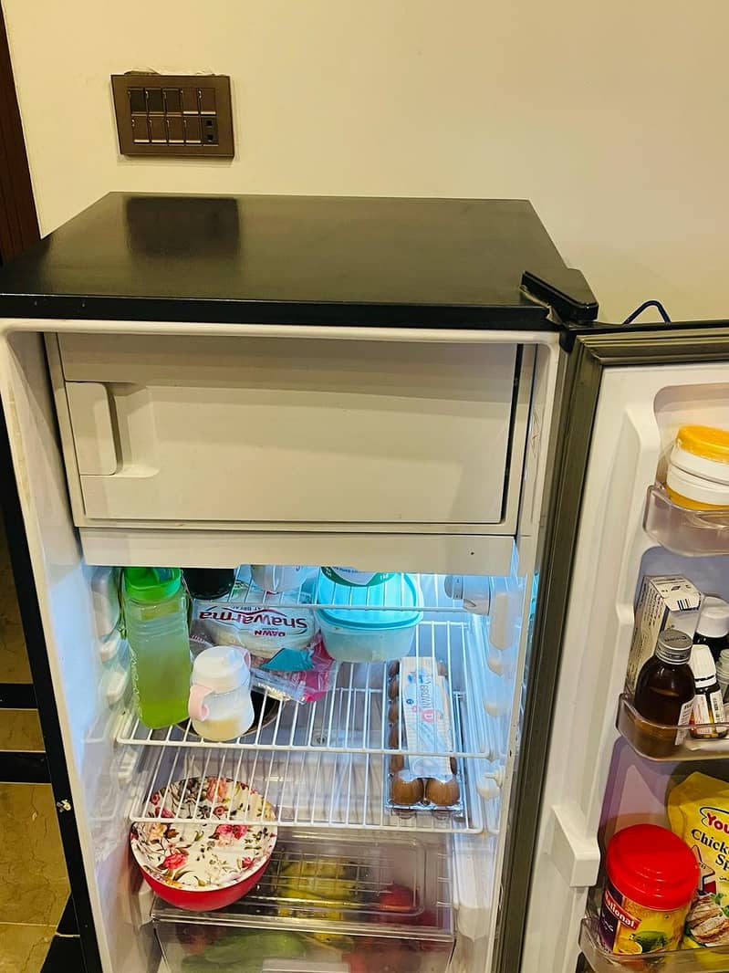 Dawlance Single Door Refrigerator 9106 R (BLACK & SILVER) 4