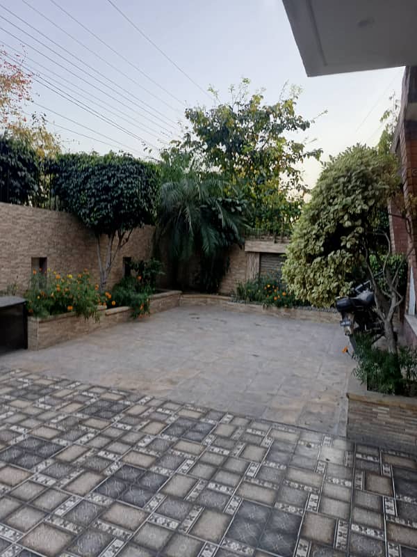 Prime Location Building Available For Rent 4