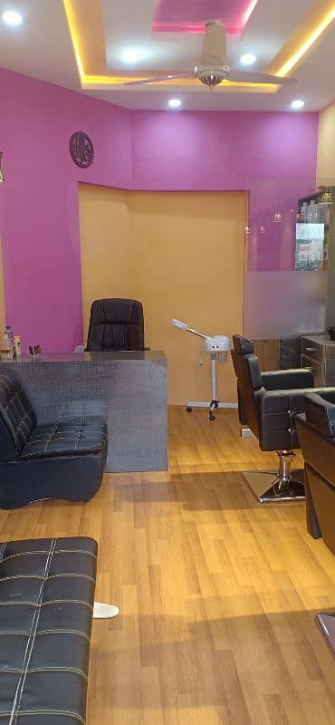 ladies parlour complete setup for rent 3