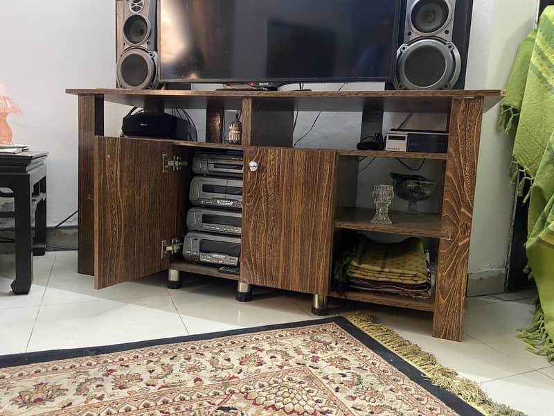 Tv Trolley and wooden stools in very good condition 1