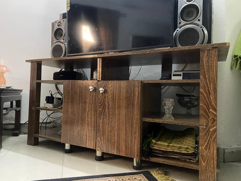 Tv Trolley and wooden stools in very good condition 3