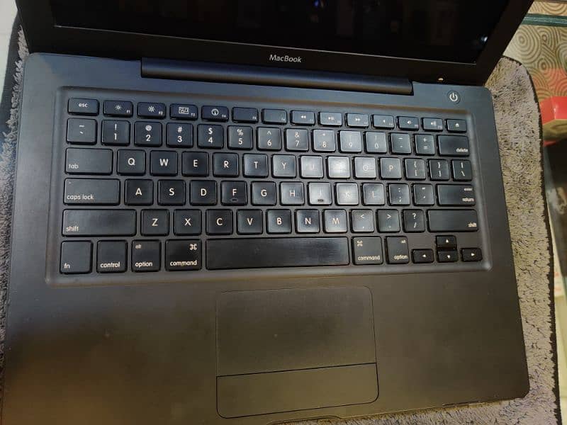 MACBOOK A1181   2GB RAM 250GB HARDISK WINDOW 7 1
