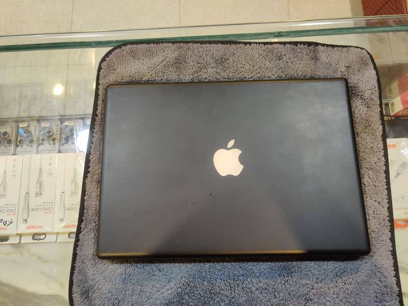 MACBOOK A1181   2GB RAM 250GB HARDISK WINDOW 7 3