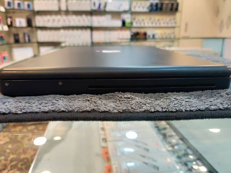 MACBOOK A1181   2GB RAM 250GB HARDISK WINDOW 7 4