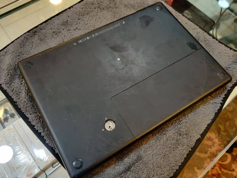 MACBOOK A1181   2GB RAM 250GB HARDISK WINDOW 7 5