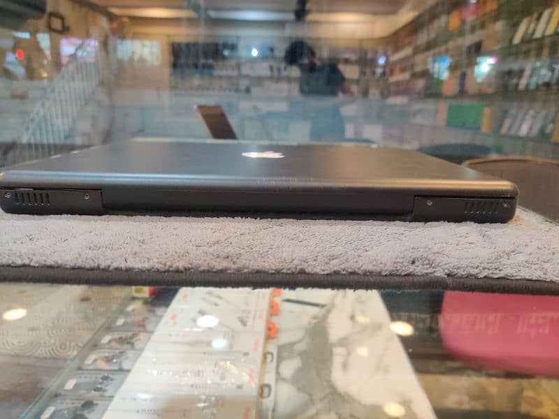 MACBOOK A1181   2GB RAM 250GB HARDISK WINDOW 7 6