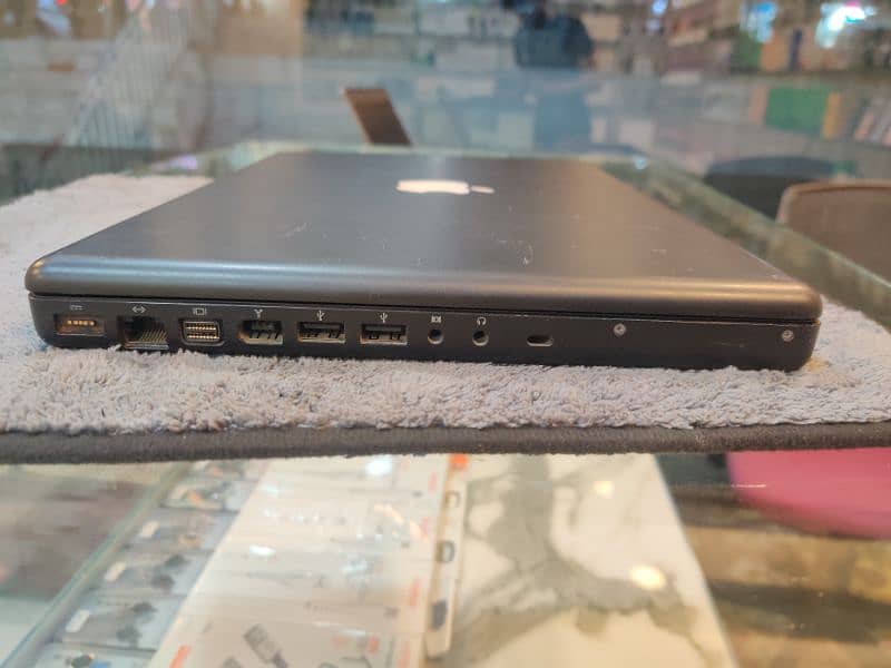 MACBOOK A1181   2GB RAM 250GB HARDISK WINDOW 7 7