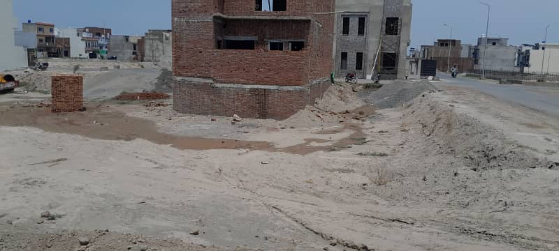 Super Prime Location 8 Marla 85 Feet Road Corner Plot For Sale In Tulip Overseas Block, Park View City, Lahore 0