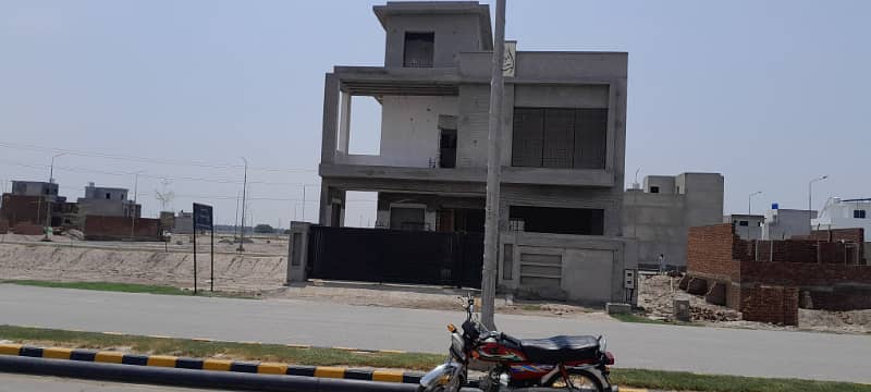 Super Prime Location 8 Marla 85 Feet Road Corner Plot For Sale In Tulip Overseas Block, Park View City, Lahore 3
