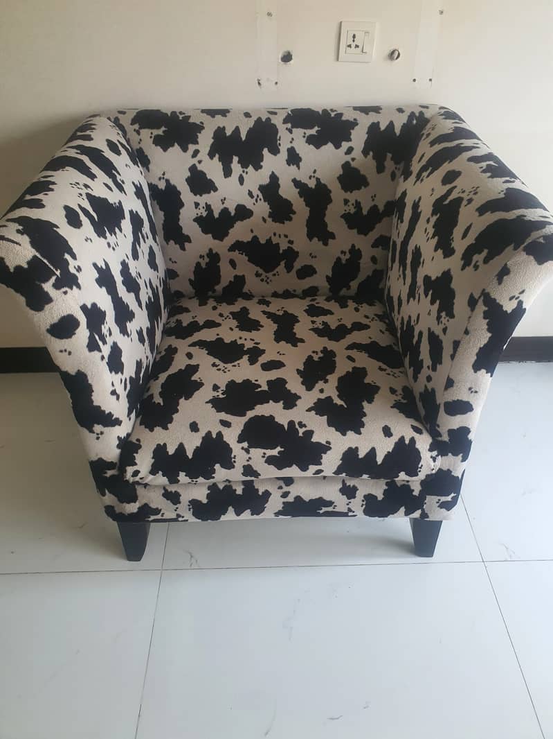 Cow chairs set of 2 new condition antiuqe peace best offer 0