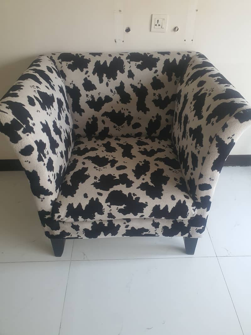 Cow chairs set of 2 new condition antiuqe peace best offer 2