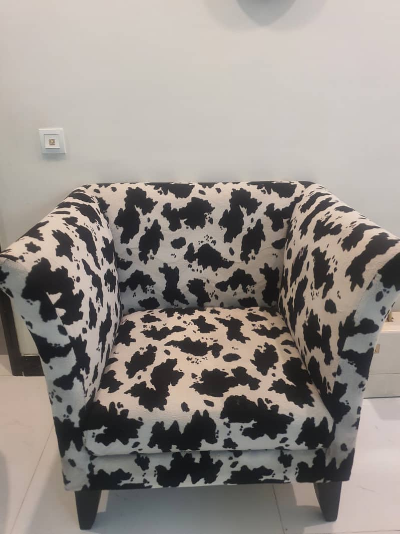 Cow chairs set of 2 new condition antiuqe peace best offer 3