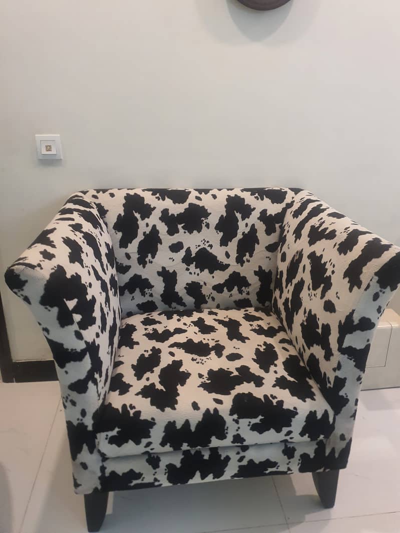 Cow chairs set of 2 new condition antiuqe peace best offer 4