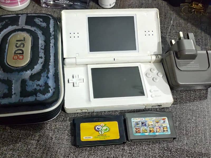 NINTENDO DS LITE WITH 2 CARTS ORIGINAL CHARGER POUCH BUILTIN GAME CART 1