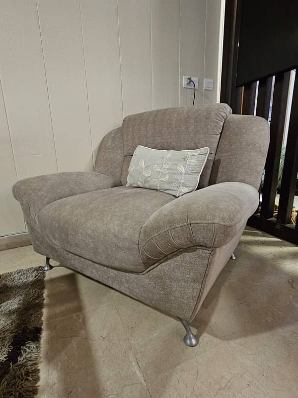 7 seater sofa set in excellent condition with cushions 2