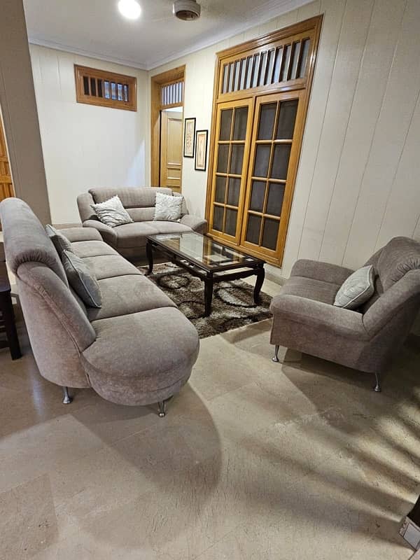 7 seater sofa set in excellent condition with cushions 3