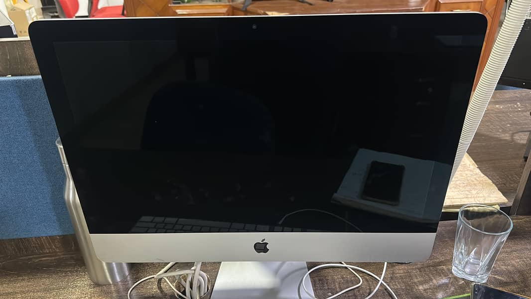 Apple iMAC i5 2.4ghz / all in one / 21.5” screen 1
