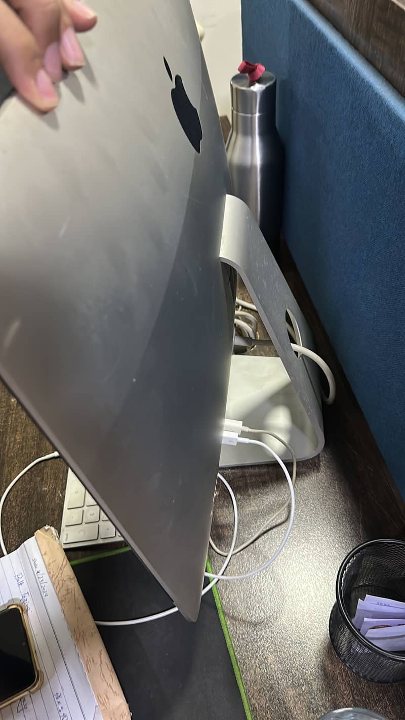 Apple iMAC i5 2.4ghz / all in one / 21.5” screen 2