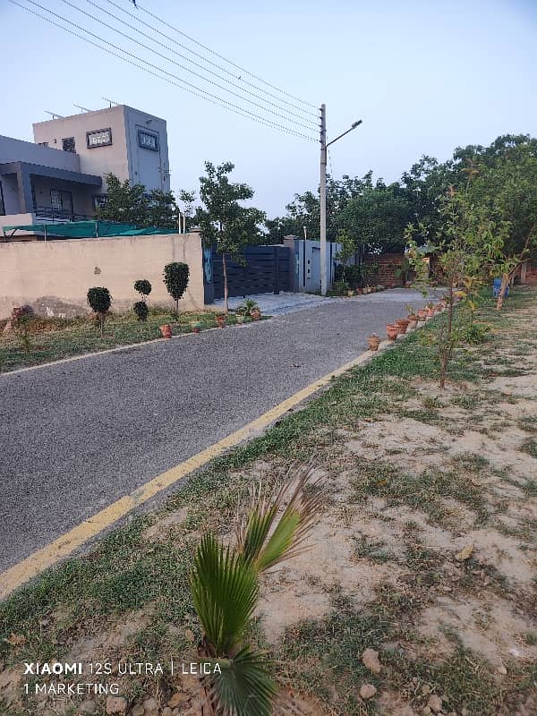 10 Marla prime plot for sale near park and main boulevard. 2