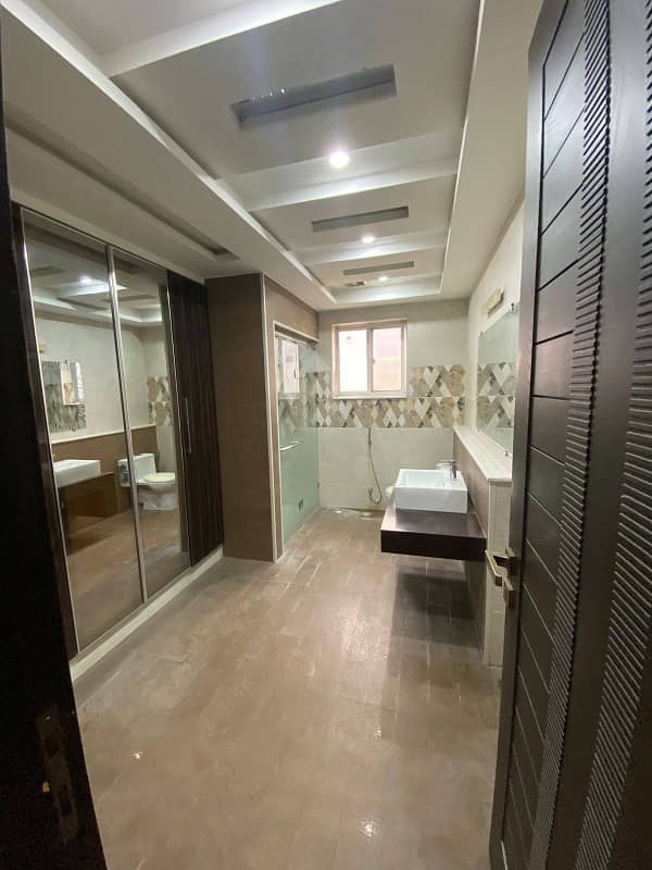Luxury 1 Kanal Stylish Full House for Rent in Phase 1 7