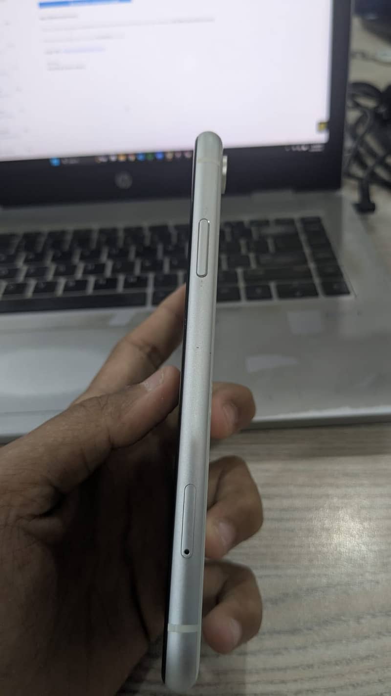iPhone XR Non PTA - 64GB 4