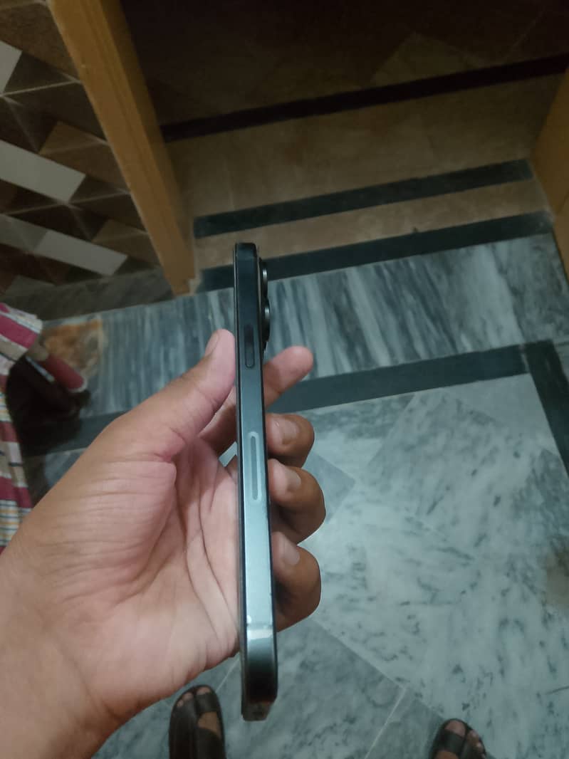 Iphone 15 pro max with box in warranty 10/10 just one line in pannel 1