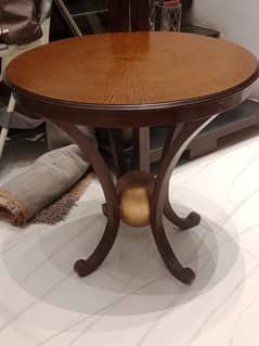 Round foyer table in good condition