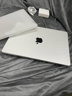 Mack book pro M2 Max 32 GB ram 1tb storage 14 inch display