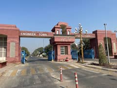 1 KANAL HOT LOCATION CORNER PLOT FOR SALE