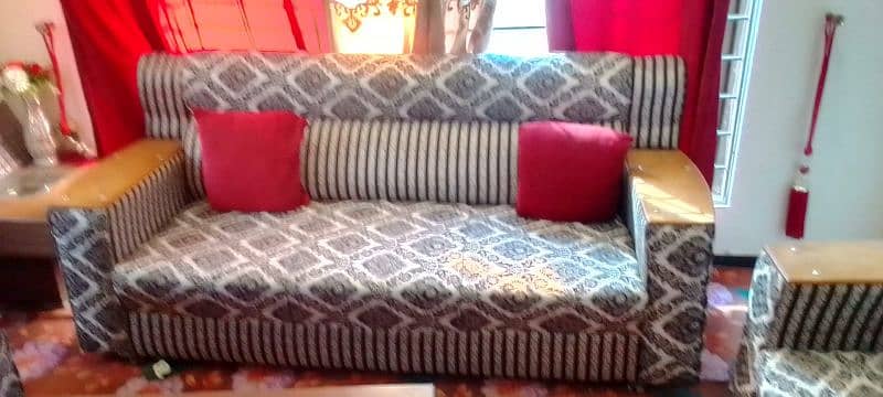 2 side tables 0ne center table  7 seater   3 month used 03339148842 0