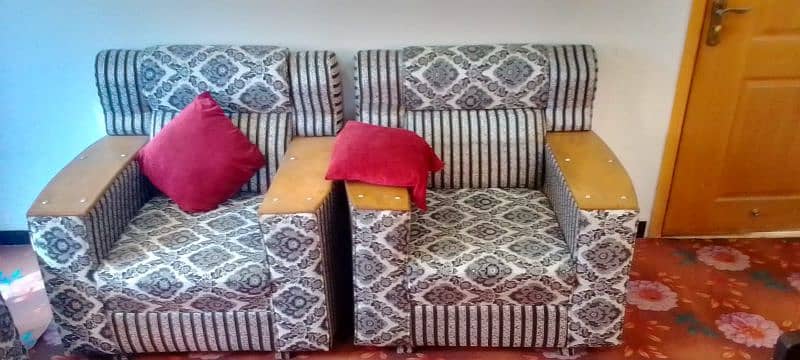 2 side tables 0ne center table  7 seater   3 month used 03339148842 1
