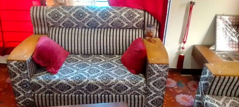 2 side tables 0ne center table  7 seater   3 month used 03339148842 3