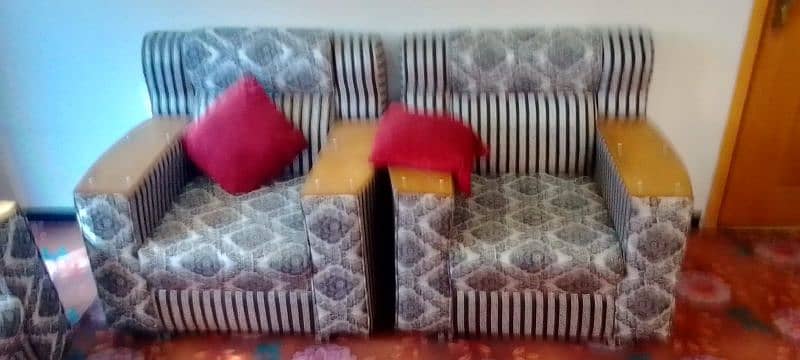 2 side tables 0ne center table  7 seater   3 month used 03339148842 5