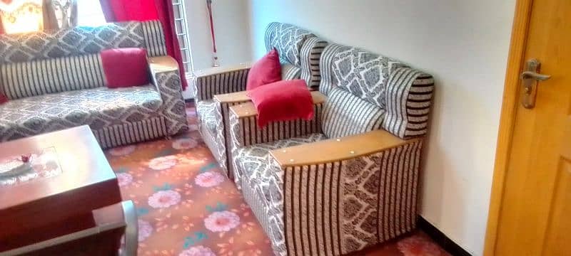 2 side tables 0ne center table  7 seater   3 month used 03339148842 6