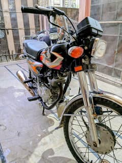 Honda cg 125 2022 model 6 manth ki ha Karachi nambar ha exchange possi