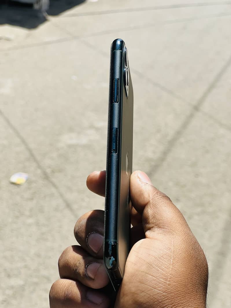 I phone 11 pro maxOnly wahtsapp py contect karyno sim call 03223765721 1