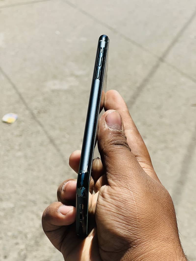 I phone 11 pro maxOnly wahtsapp py contect karyno sim call 03223765721 3