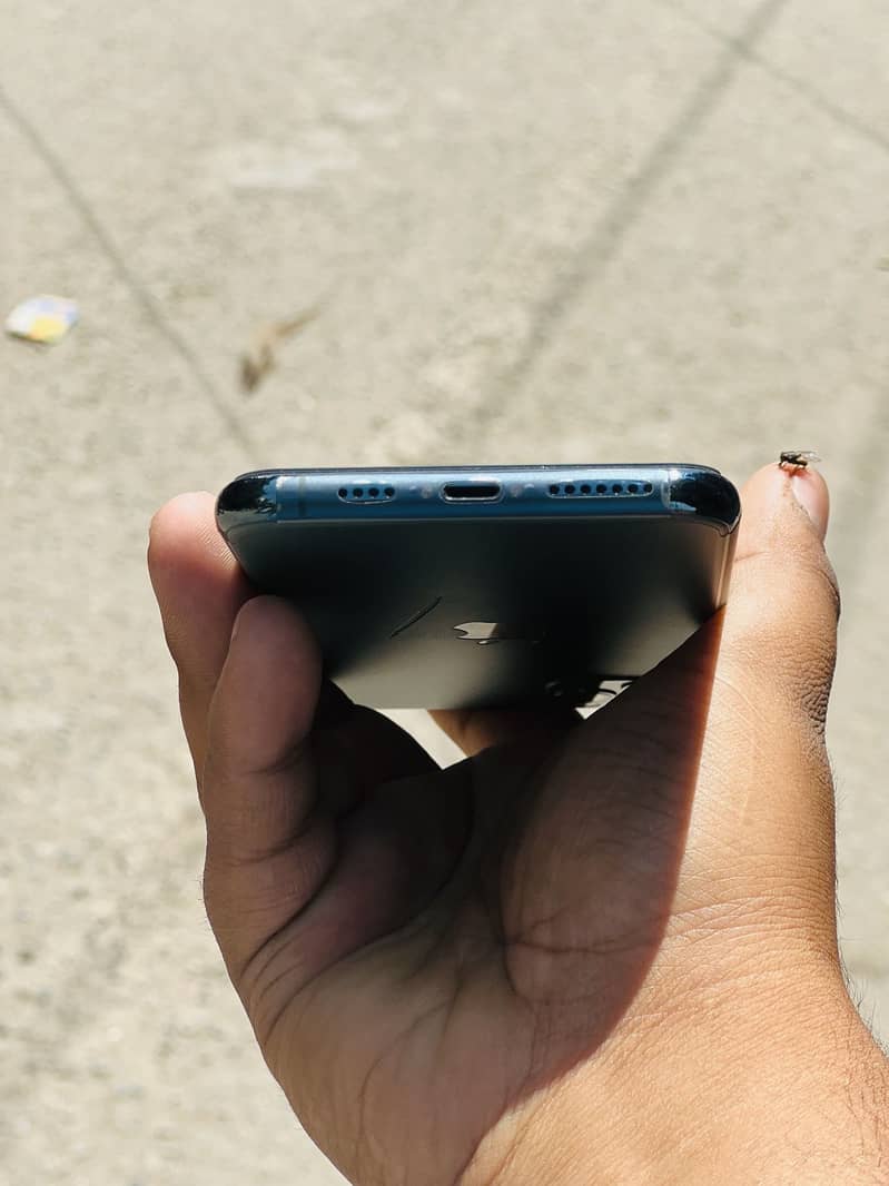 I phone 11 pro maxOnly wahtsapp py contect karyno sim call 03223765721 5