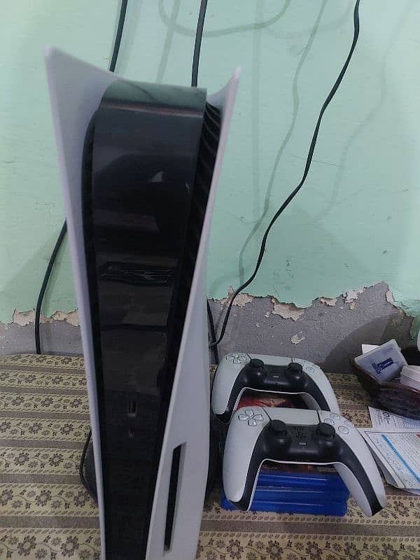 PS 5 Disk edition with All accessiories 0